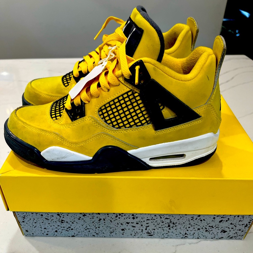 Air Jordan Retro 4 with original box!!! Size 6Y! Smoke free home